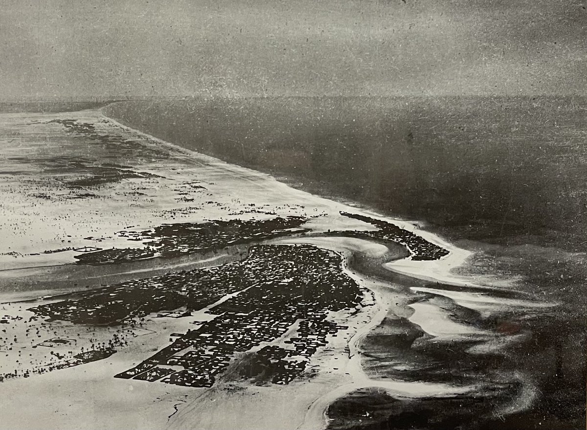 KhalifaAlgaz's tweet photo. This is an aerial snapshot of Dubai in the 1930s. During this time, Dubai’s population barely touched 10,000 people, primarily residing in Bur Dubai, alShindigha, and Deira. This is where it all began. https://t.co/sFdaxEtcK4