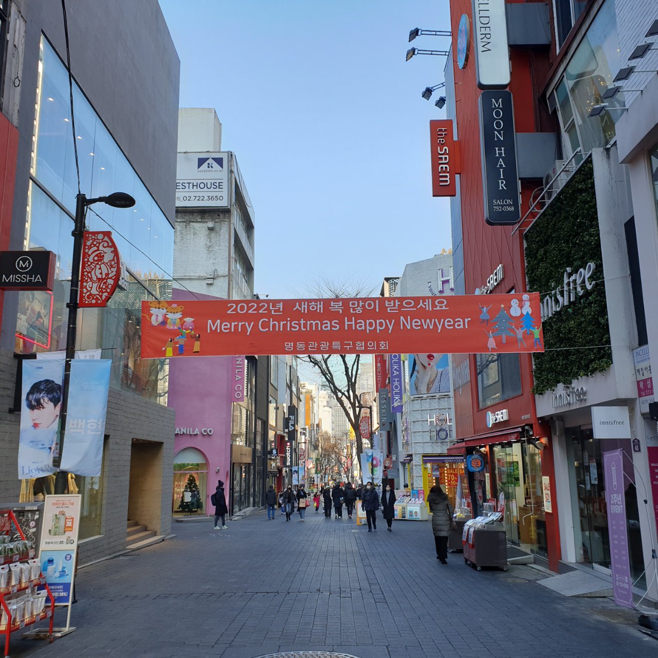 韓国旅行 コネスト 新年の明洞 ミョンドン クリスマスと新年を一緒に祝うことが多い韓国 １月に韓国旅行をした事がある人は覚えているかもしれませんが クリスマスツリーやイルミネーションも１月後半まで見られますよね 今日は平日ということも