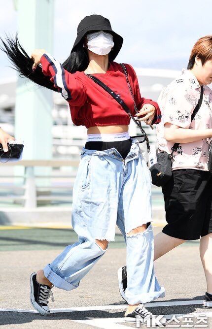 MaHwasaja's tweet photo. Top 8 Fashion Icons of Kpop

#3 Hwasa

"Hwasa is probably one of the most forward-thinking and fearless female Kpop idol of this era. Known for her bold and eye-catching style"

마마무 화사 #HwaSa #화사 #华莎 #ファサ #Guilty_Pleasure https://t.co/kh4tuyurQz