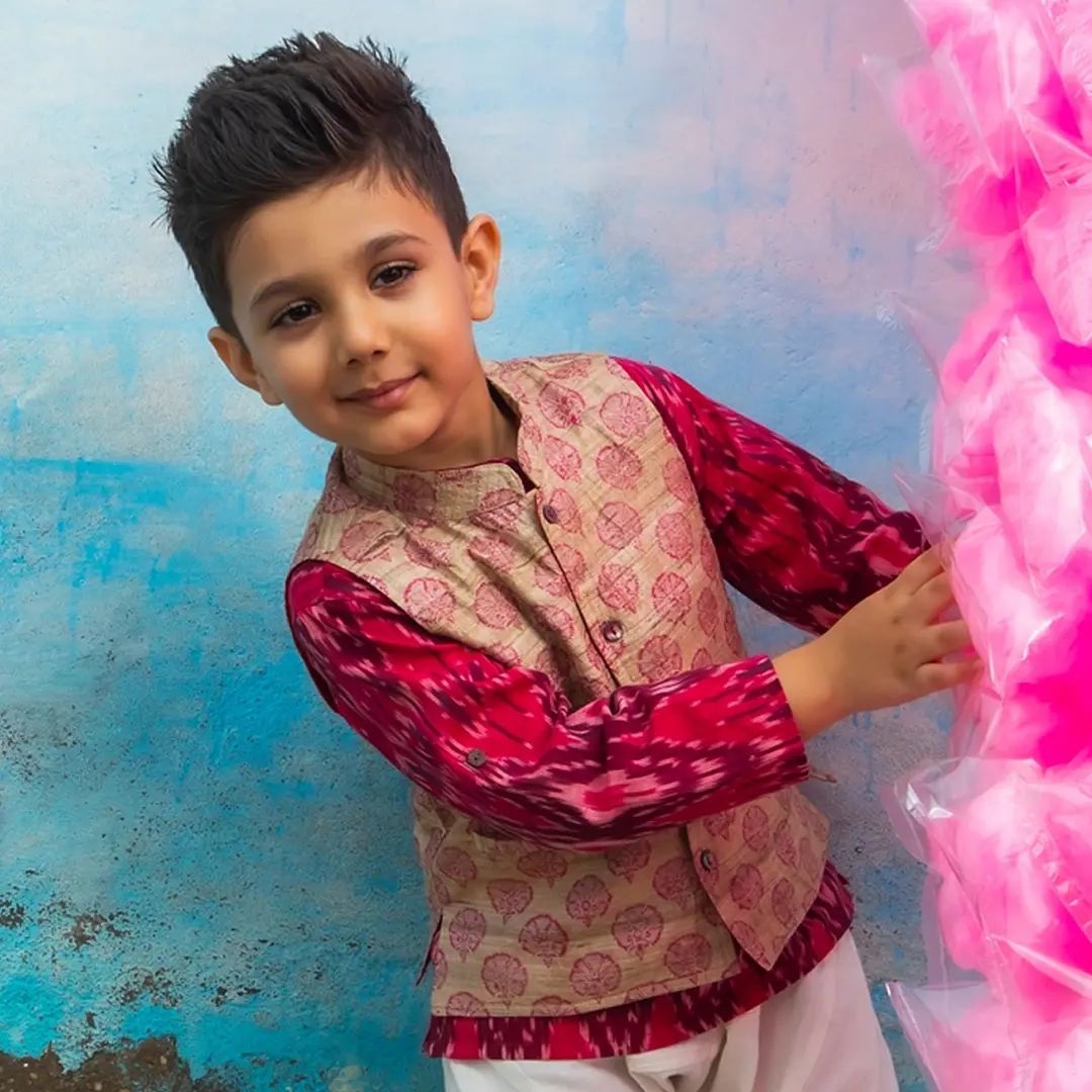 FabindiaMy's tweet photo. Gully Gully | गली गली: Every street has a story 💕 Peek-a-boo! Take your kids out on morning adventures under the sun and let them spend their evenings full of frolic and fun!
#GullyGully #KidsEdit #Innocence #NaughtySmiles #Grins #Giggles #Heritage #HiddenTreasures #Adventures https://t.co/1c4nZ8QSk7