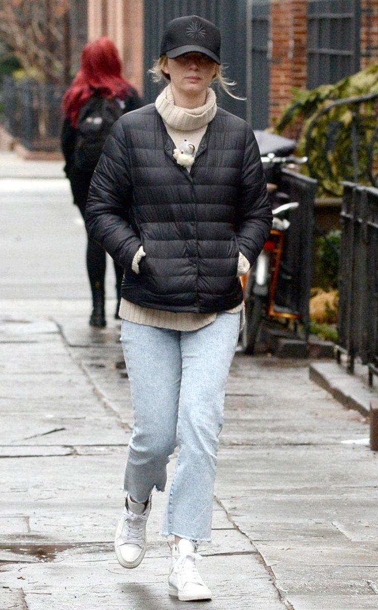 emsbestie's tweet photo. convinced one of emily’s kids was at some sort of class (ballet??) and forget her favorite stuffed animal so mom walked down to deliver #emilyblunt https://t.co/Hit8GVhHhB