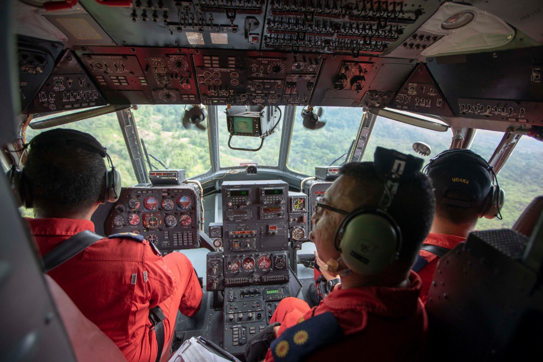 JiwaBaktiOFCL's tweet photo. TINJAUAN UDARA … Pengarah Jabatan Bomba dan Penyelamat Malaysia Negeri Sarawak (Bomba), Datu Khirudin Drahman mengetuai pemantauan Monsun Timur Laut melalui udara menggunakan pesawat Mi171 Bomba 05 milik jabatan berkenaan. Pesawat itu diterbangkan pegawai PgKB I Suffian Ahmed. https://t.co/5tgcsvWKvj