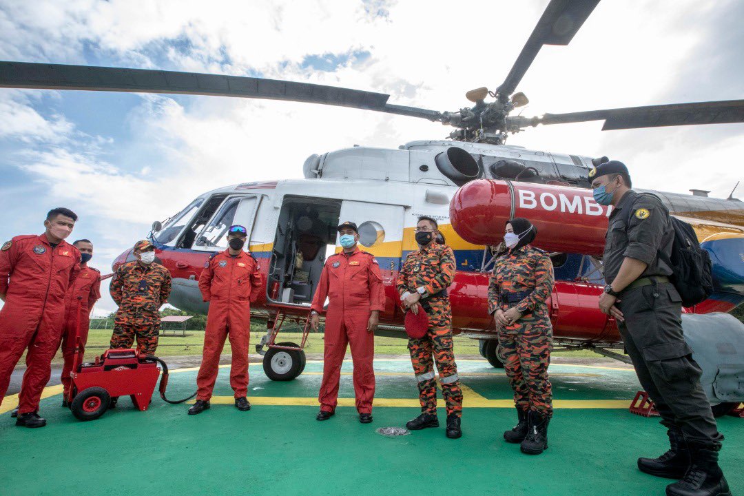 JiwaBaktiOFCL's tweet photo. TINJAUAN UDARA … Pengarah Jabatan Bomba dan Penyelamat Malaysia Negeri Sarawak (Bomba), Datu Khirudin Drahman mengetuai pemantauan Monsun Timur Laut melalui udara menggunakan pesawat Mi171 Bomba 05 milik jabatan berkenaan. Pesawat itu diterbangkan pegawai PgKB I Suffian Ahmed. https://t.co/5tgcsvWKvj