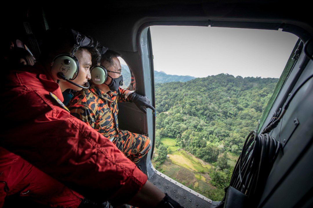 JiwaBaktiOFCL's tweet photo. TINJAUAN UDARA … Pengarah Jabatan Bomba dan Penyelamat Malaysia Negeri Sarawak (Bomba), Datu Khirudin Drahman mengetuai pemantauan Monsun Timur Laut melalui udara menggunakan pesawat Mi171 Bomba 05 milik jabatan berkenaan. Pesawat itu diterbangkan pegawai PgKB I Suffian Ahmed. https://t.co/5tgcsvWKvj