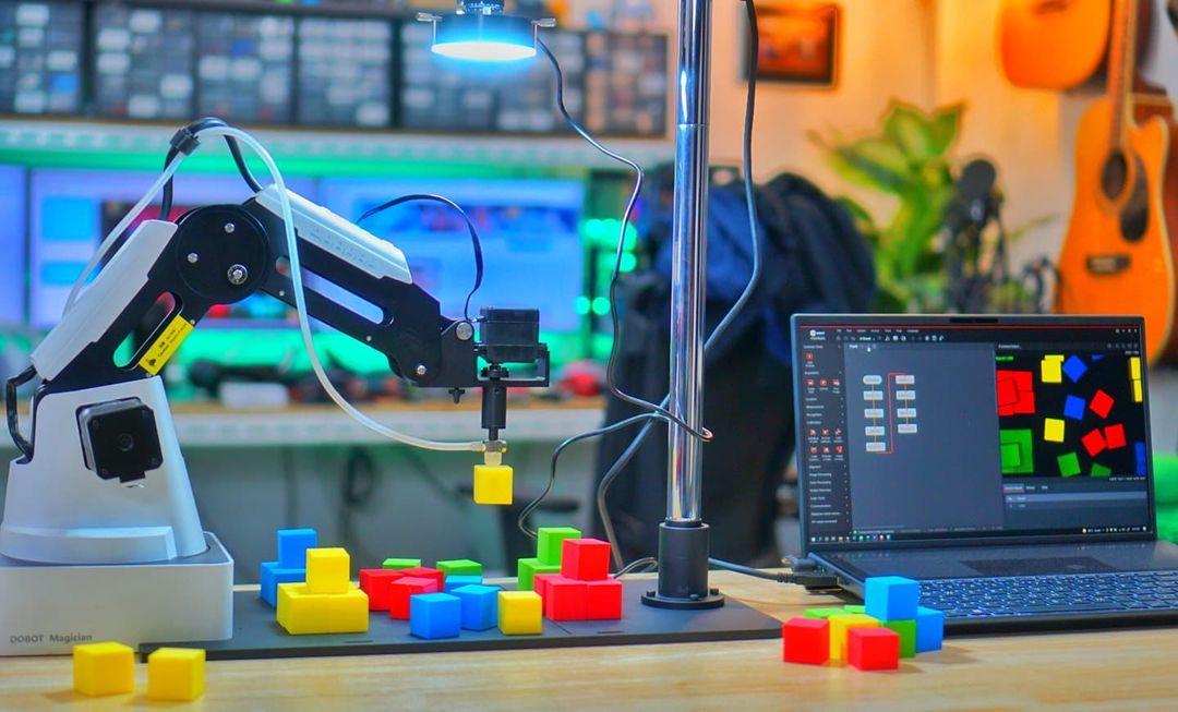 DobotRobotics's tweet photo. Before plunging into a real factory, learn from the miniatures first.
#dobot #visionkit #dobotmagician https://t.co/KidOB6S1eN