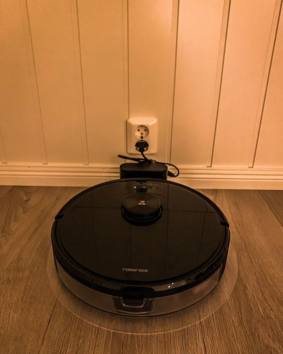 roborockaus's tweet image. &quot;I absolutely LOVE IT. It does a great job with vacuuming and mopping.&quot; 

We&apos;re glad that you love your new house helper, @kimms2113.

Leave all your cleaning behind with Roborock S6 MaxV with its long-lasting power . 

New Year SALE is here!🎉

Get it today. #RoborockS6MaxV