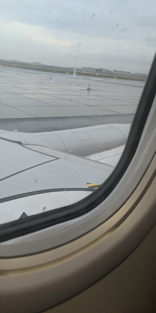 juliaaDOTCOM's tweet photo. @Pentalexs on the flight right now! https://t.co/QFsHsLT9UA