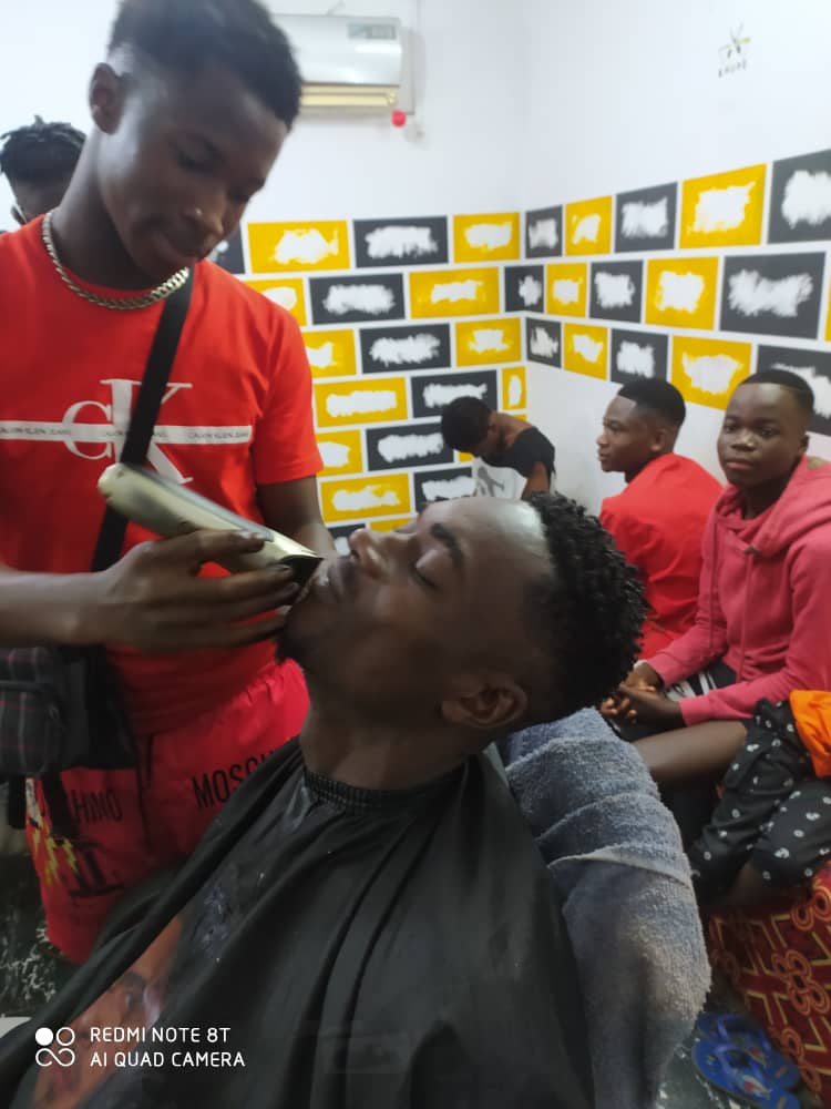 koupeciv's tweet photo. Bonne année à tous 🎉🎉🎉

On finit cette année en beauté avec 45 prestations sur la dernière journée 🔥

On continue à s'améliorer et on va tout faire pour vous proposer les meilleurs services dans notre salon de coiffure en 2022 ! #Koupe #salondecoiffure #Abidjan #yopougon https://t.co/vBkQzmKvDY