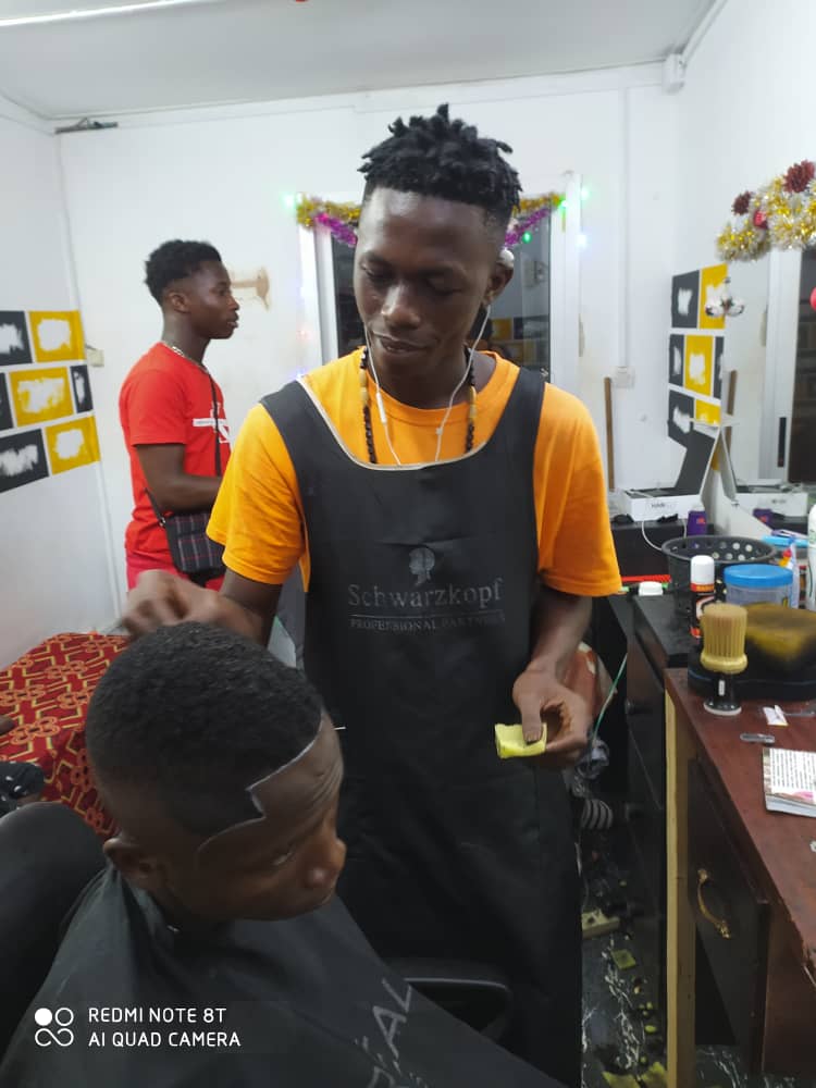 koupeciv's tweet photo. Bonne année à tous 🎉🎉🎉

On finit cette année en beauté avec 45 prestations sur la dernière journée 🔥

On continue à s'améliorer et on va tout faire pour vous proposer les meilleurs services dans notre salon de coiffure en 2022 ! #Koupe #salondecoiffure #Abidjan #yopougon https://t.co/vBkQzmKvDY