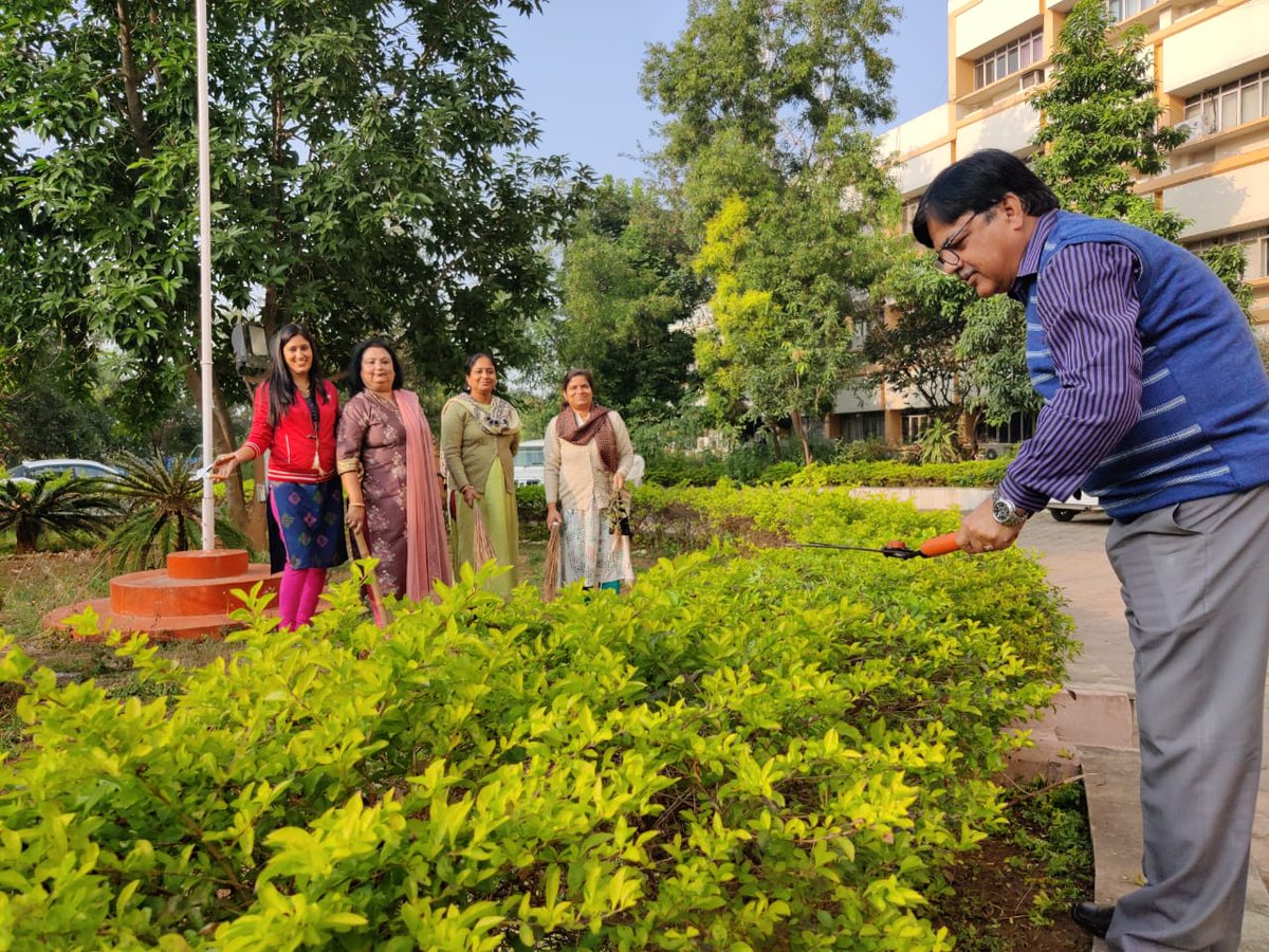 BSNL_JKD's tweet photo. #SwachhOffice @CGMBSNLJKD  Photos of Swachhata Abhiyaan for Jharkhand Circle https://t.co/vOe9fBepjs