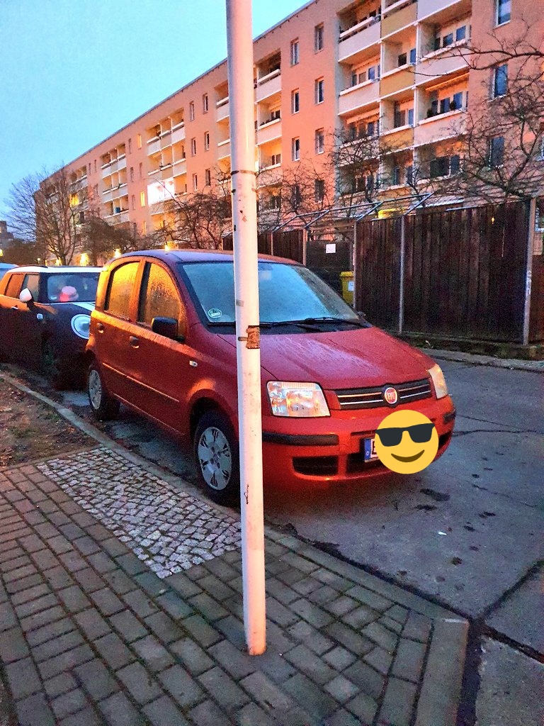 ko_nn_i's tweet photo. Seit 5 Tagen blockiert das Stehzeug den #barrierefrei|en Übergang. Zeit für #Autokorrektur. #Flugstunde ist bestellt beim @BezirksamtMaHe
!B https://t.co/fBnEsTBt4q