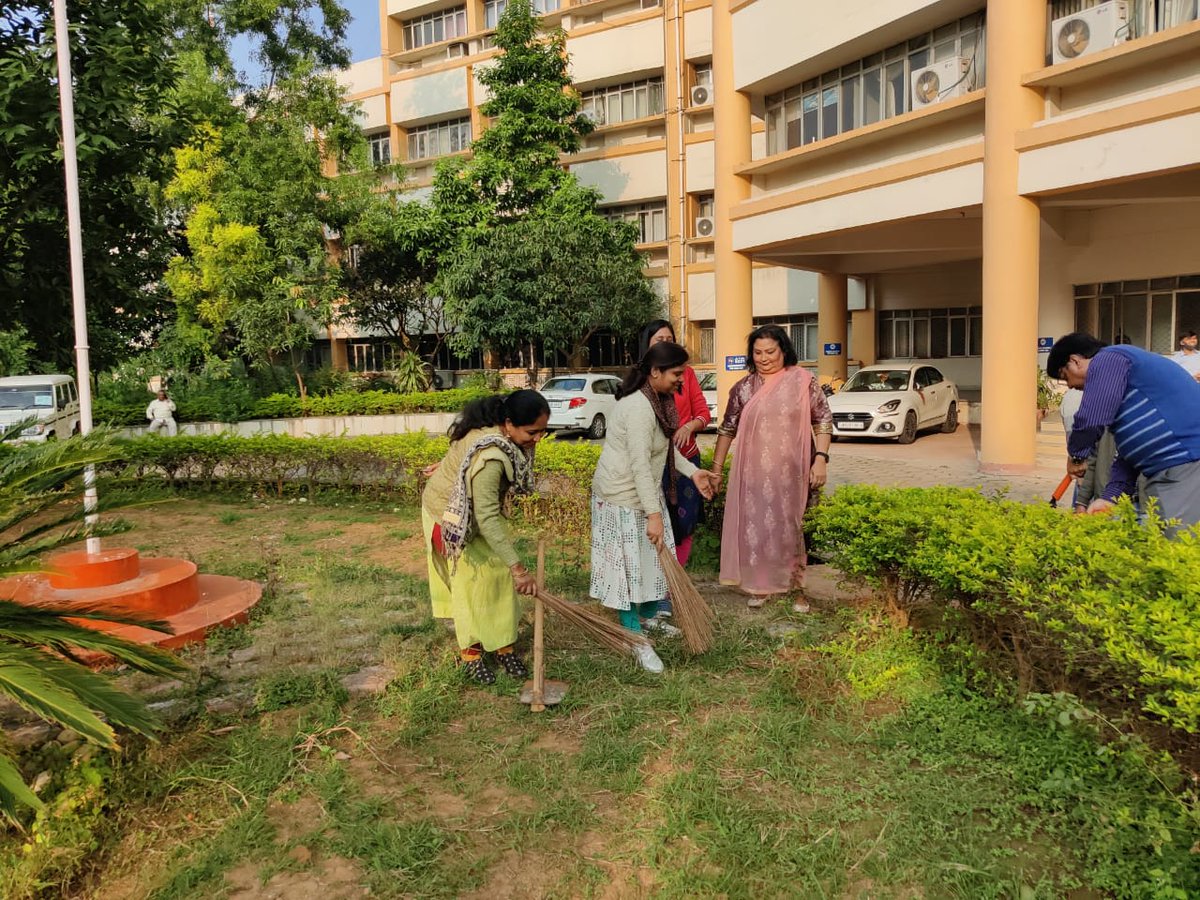 BSNL_JKD's tweet photo. #SwachhOffice @CGMBSNLJKD  Photos of Swachhata Abhiyaan for Jharkhand Circle https://t.co/vOe9fBepjs