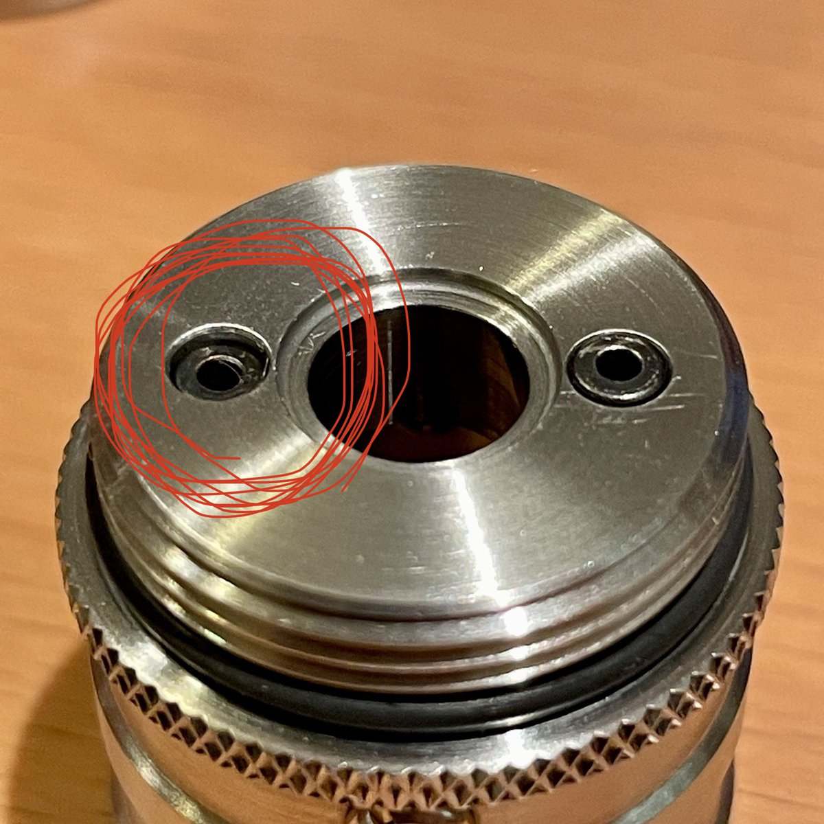 Vape_Major's tweet photo. 凄く狭い話ですが、FeVのここが凹み過ぎるとすぐイガリます。
半年経って気づきました。 https://t.co/yy63L47pEB