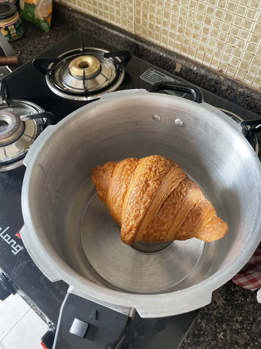 technarok's tweet photo. If you don’t have an oven or a microwave but you need to warm things, use a cooker with a lid.

Also, put a metal bowl on the bottom so things don’t burn from the bottom. https://t.co/qt2DIF1cRB