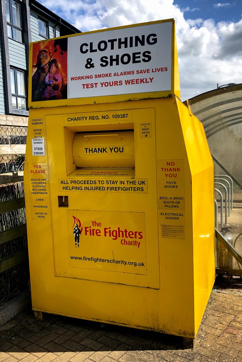 cambsfrs's tweet image. New clothes for Christmas? 👕👖👔👗

Need to make room for them?

Recycle your old clothes using one of our @firefighters999 clothing banks! ♻

Find your nearest one here 👉 orlo.uk/TopWk

#BagItAndBankIt