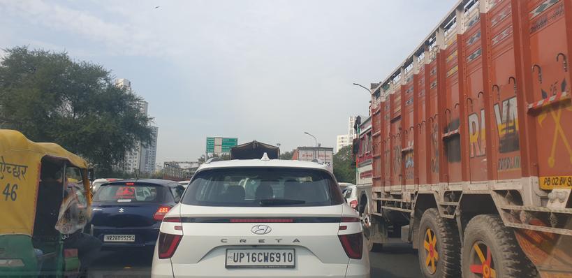 BasantSa's tweet photo. @UPGovt @Uppolice @noidatraffic So much traffic all time No Traffic Police on the spot Worse management https://t.co/SxjQ3QcEw3