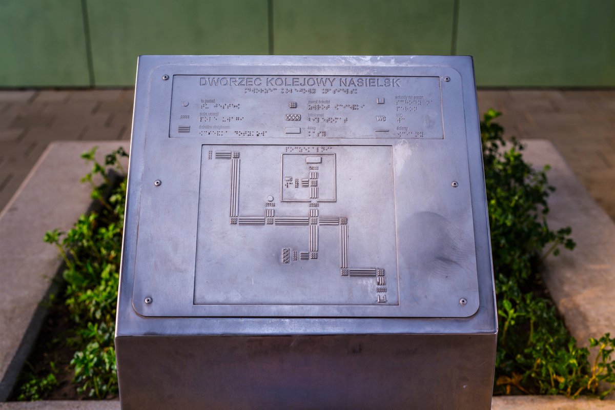 PKP_SA's tweet photo. 🗓 Dziś przypada Światowy Dzień Braille'a. Na #dworcach #𝗣𝗞𝗣 S.A. znajdują się oznaczenia i tablice dotykowe z planami #dworców oraz ścieżek. 🚉 Ułatwiają one przemieszczanie się osobom niewidomym i niedowidzącym. #𝗭𝗺𝗶𝗲𝗻𝗶𝗮𝗺𝘆𝗗𝘄𝗼𝗿𝗰𝗲 #𝗙𝘂𝗻𝗱𝘂𝘀𝘇𝗲𝗨𝗘 https://t.co/f4wU6R6jDf