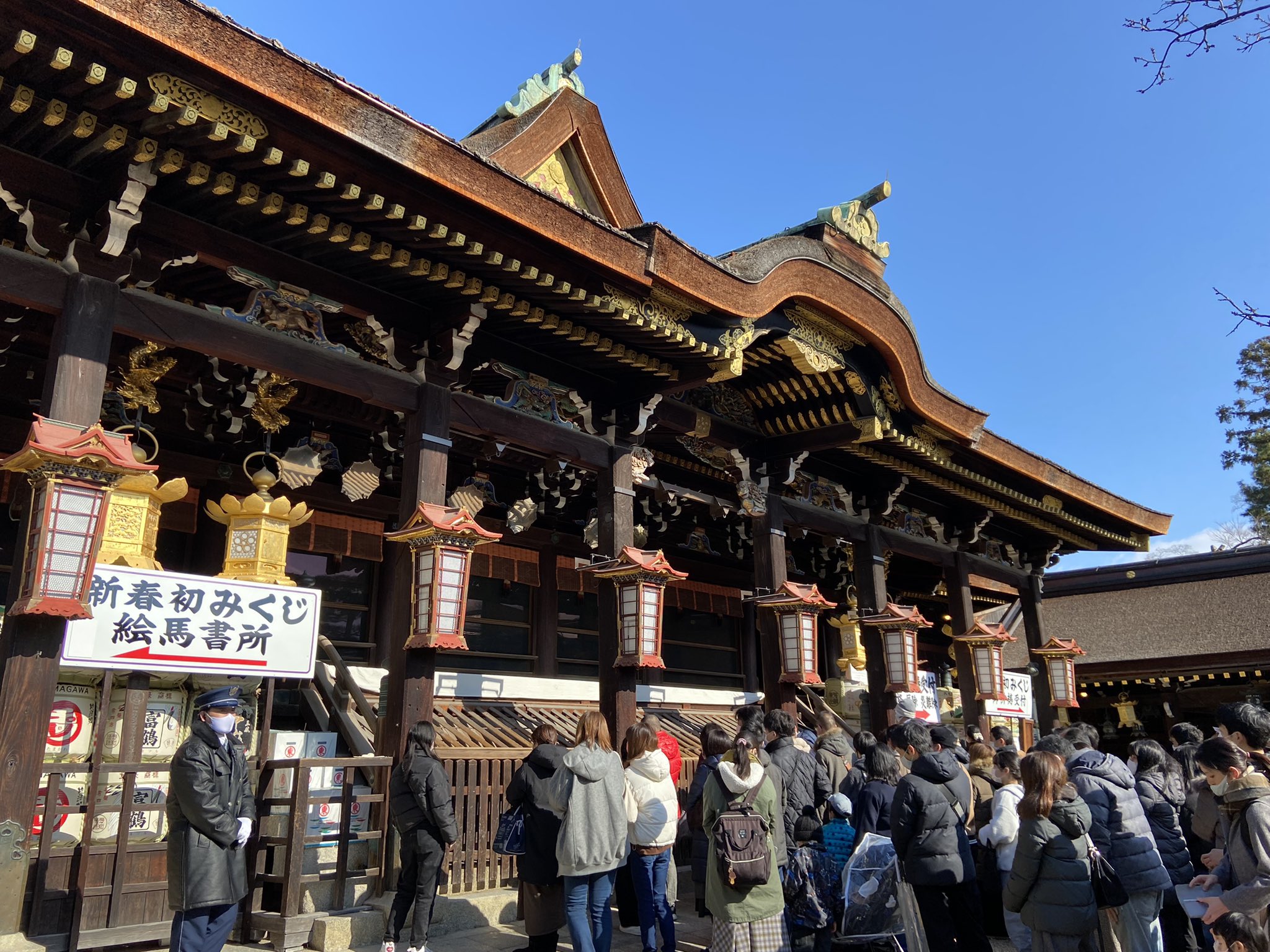 京都ぶらり散歩 グルメ手帖 初詣は北野天満宮さんへ 受験シーズンとあって 受験生が沢山お参りに来ていました 絵馬のボリュームが凄いですよね 花手水もお正月仕様で可愛かった 今年もよろしくお願い致します 北野天満宮 初詣 T Co