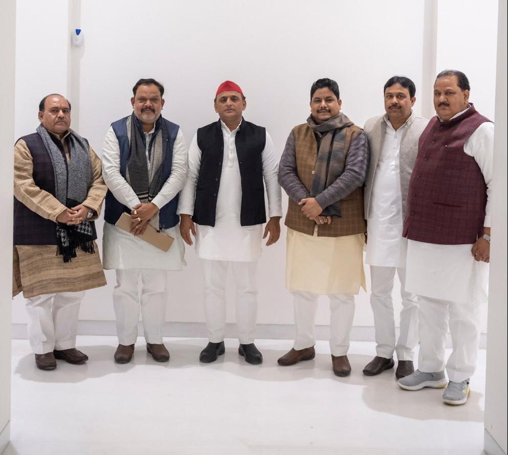 MadanPandey83's tweet photo. @AkshatUPPSS @SSPANDEYUPPSS @yadavakhilesh हमें हर हाल में शिक्षक हितैषी नीतियां चाहिए.हमारी इतनी बड़ी रैलियों को अनदेखा किया गया है.इस अवस्था में जो भी हमारी मांगों को पूर्ण करने का आश्वासन दे.वह ही उचित है.शिक्षक एकता जिन्दाबाद
माननीय अखिलेश जी का सादर धन्यवाद
डॉ दिनेशचन्द्रशर्मा जिन्दाबाद 
श्री शिवशंकरपाण्डेयजिन्दाबाद https://t.co/HYzu6Pj3q1