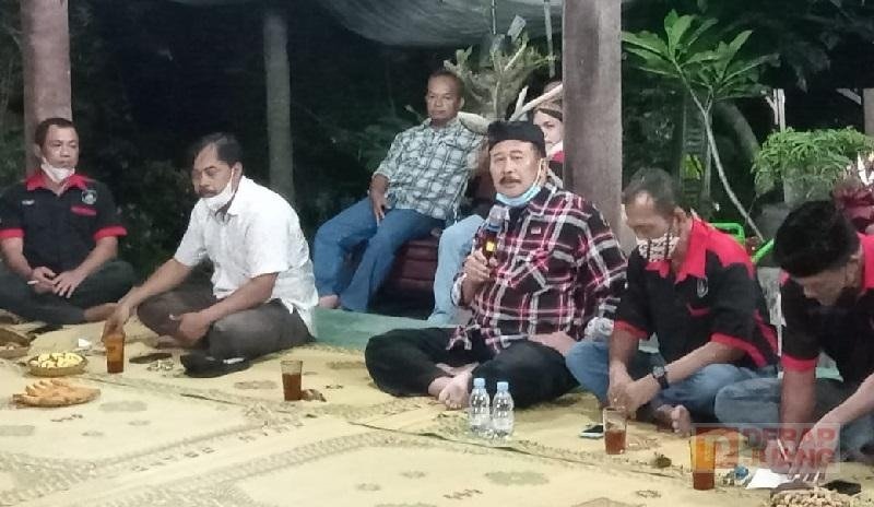 PDI_Perjuangan's tweet photo. Anggota Fraksi PDI Perjuangan DPRD Provinsi Jawa Tengah, Stepanus Sukirno menggelar sosialisasi peduli terhadap sesama bagi lingkungan masyarakat sekitar. Sosialisasi tersebut digelar di Pendopo Desa Karadukuh, Kecamatan Jogonalan, Minggu (02/01/2021). https://t.co/DMIiECvPdC