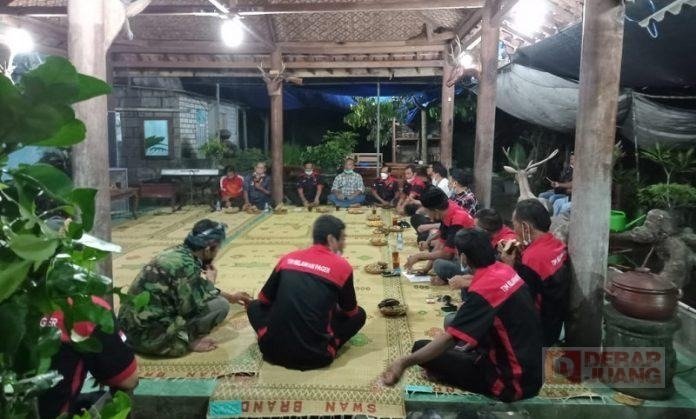 PDI_Perjuangan's tweet photo. Anggota Fraksi PDI Perjuangan DPRD Provinsi Jawa Tengah, Stepanus Sukirno menggelar sosialisasi peduli terhadap sesama bagi lingkungan masyarakat sekitar. Sosialisasi tersebut digelar di Pendopo Desa Karadukuh, Kecamatan Jogonalan, Minggu (02/01/2021). https://t.co/DMIiECvPdC