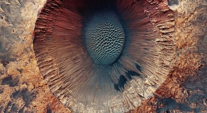 aa_aeroespacial's tweet image. El regalo del cosmos de hoy es un cráter de impacto, uno de los muchos que marcan la superficie de Marte. Captado por el HiRISE desde una altitud de 269 km.
-NASA