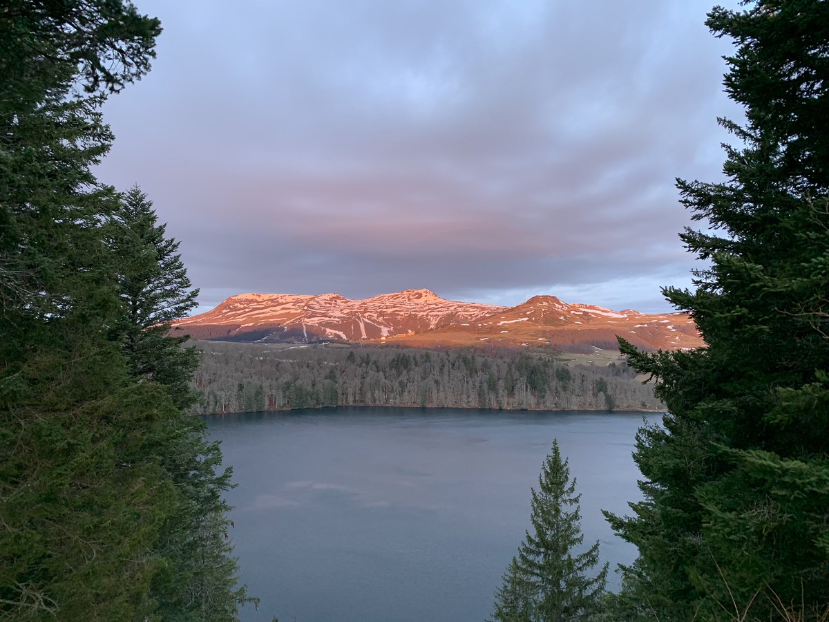 MeteoSancy's tweet photo. Mardi 4 janvier - 8h32 - Lac Pavin : 9° - nuages et éclaircies - vent avec fortes rafales #meteosancy @MeteoSancy https://t.co/uT7J1FWv2S