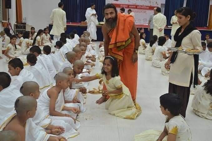 AmarNath119's tweet photo. जिस बाबा रामदेव पर हँसते हो न? 
3 से 8 साल के 10,000 बच्चे हैं उनके गुरुकुल में जिन्हें श्रीमदभगवद गीता, और वेद कंठस्थ है। 
इसी बाबा रामदेव ने विदेशी कंपनियों को घुटनों पर ला दिया है। https://t.co/aVAZ5V7L2r
