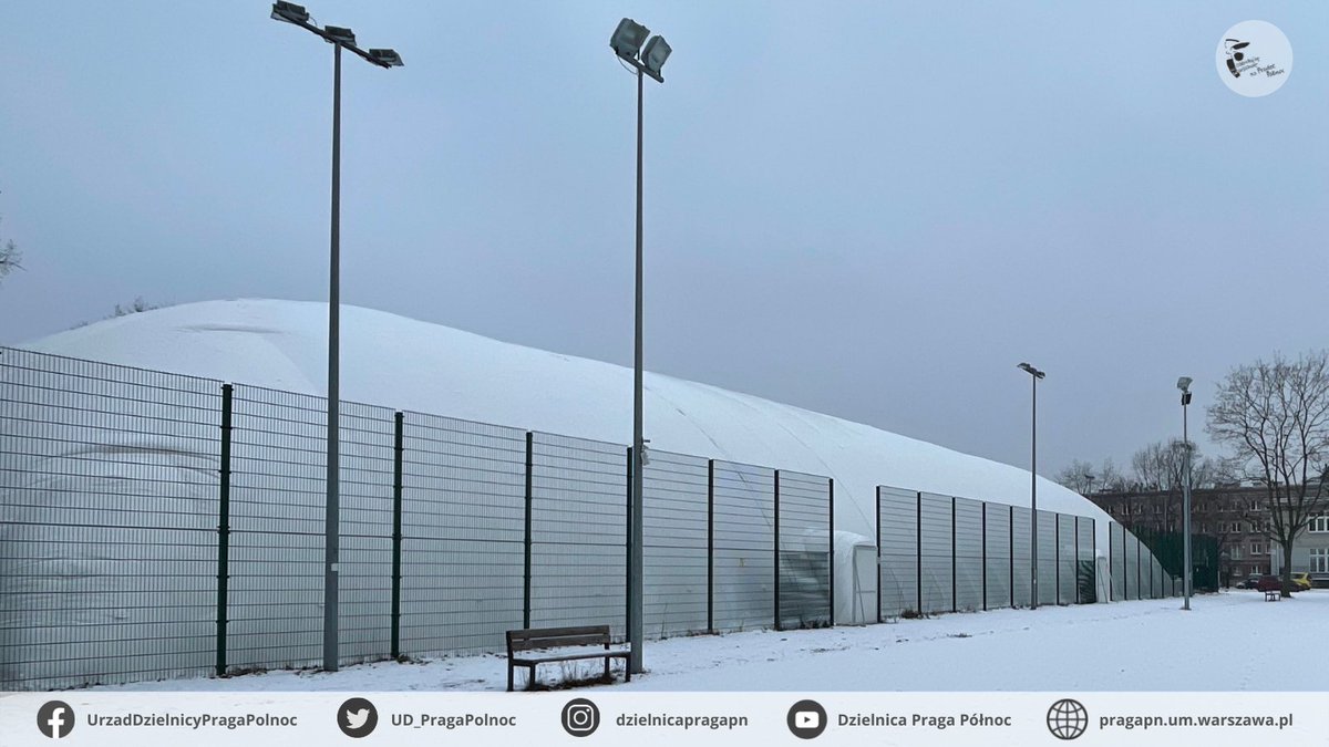 UD_PragaPolnoc's tweet photo. A co to nam wyrosło🧐
#DOSiR Prawy Brzeg przygotował pierwsze na terenie dzielnicy zadaszenie boiska. Teraz na niespełna 1500 metrach możemy trenować przez cały rok 💪
Prócz hali pneumatycznej na Orliku przy Szanajcy 5 wymieniono murawę. Cała inwestycja kosztowała blisko 1 mln zł https://t.co/CJo4WhL2XK