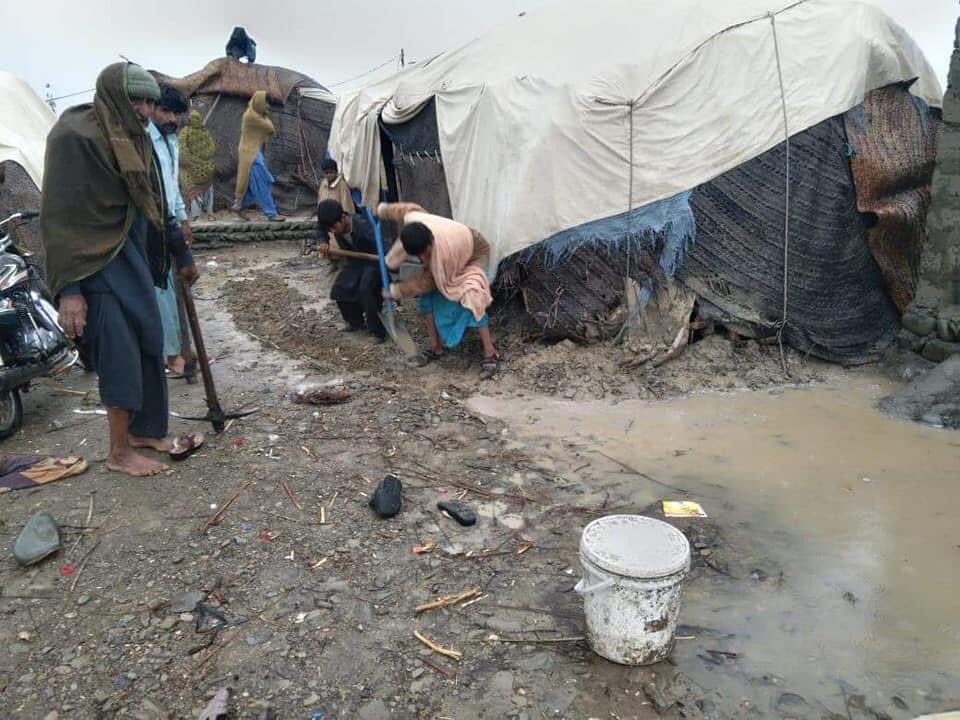 QadeerMama's tweet photo. آسکانی بازارتربت کےیہ تصاویر انIDPs کےہیں کہ #CPEC روٹ پرآرمی نےانکےجوانوں کو اغواکرکےگھر و مویشیاں لوٹنے کے بعد نظر آتش کیں اور انہیں زبردستی ہجرت پر مجبور کیا۔
بارش کےبعد درجہ حرارت 5C سےبھی کم ہے۔

بلوچستان میں پاکستان آرمی کی مظالم سےلاکھوں بلوچ IDPs کی زندگی گزارنےپرمجبورہیں https://t.co/sBBgjXAUwx