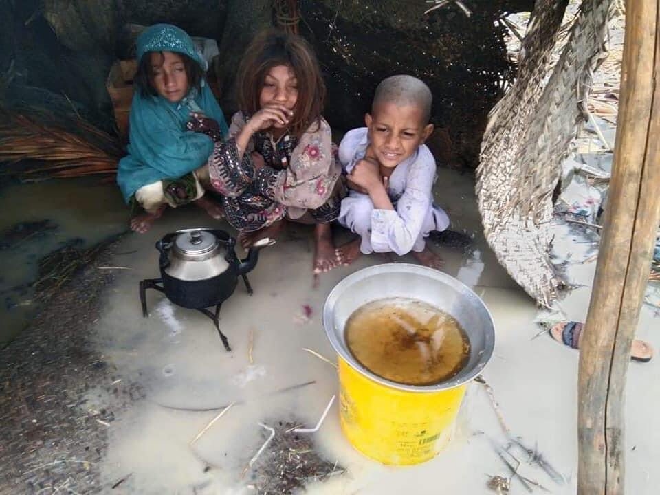 QadeerMama's tweet photo. آسکانی بازارتربت کےیہ تصاویر انIDPs کےہیں کہ #CPEC روٹ پرآرمی نےانکےجوانوں کو اغواکرکےگھر و مویشیاں لوٹنے کے بعد نظر آتش کیں اور انہیں زبردستی ہجرت پر مجبور کیا۔
بارش کےبعد درجہ حرارت 5C سےبھی کم ہے۔

بلوچستان میں پاکستان آرمی کی مظالم سےلاکھوں بلوچ IDPs کی زندگی گزارنےپرمجبورہیں https://t.co/sBBgjXAUwx