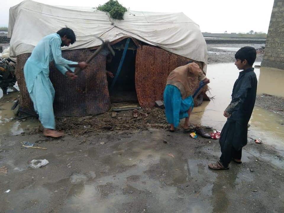 QadeerMama's tweet photo. آسکانی بازارتربت کےیہ تصاویر انIDPs کےہیں کہ #CPEC روٹ پرآرمی نےانکےجوانوں کو اغواکرکےگھر و مویشیاں لوٹنے کے بعد نظر آتش کیں اور انہیں زبردستی ہجرت پر مجبور کیا۔
بارش کےبعد درجہ حرارت 5C سےبھی کم ہے۔

بلوچستان میں پاکستان آرمی کی مظالم سےلاکھوں بلوچ IDPs کی زندگی گزارنےپرمجبورہیں https://t.co/sBBgjXAUwx