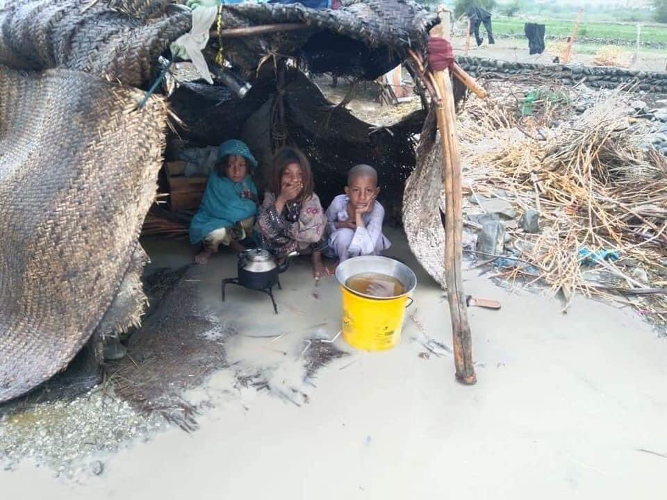 QadeerMama's tweet photo. آسکانی بازارتربت کےیہ تصاویر انIDPs کےہیں کہ #CPEC روٹ پرآرمی نےانکےجوانوں کو اغواکرکےگھر و مویشیاں لوٹنے کے بعد نظر آتش کیں اور انہیں زبردستی ہجرت پر مجبور کیا۔
بارش کےبعد درجہ حرارت 5C سےبھی کم ہے۔

بلوچستان میں پاکستان آرمی کی مظالم سےلاکھوں بلوچ IDPs کی زندگی گزارنےپرمجبورہیں https://t.co/sBBgjXAUwx