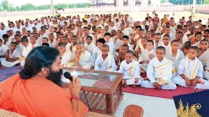 AmarNath119's tweet photo. जिस बाबा रामदेव पर हँसते हो न? 
3 से 8 साल के 10,000 बच्चे हैं उनके गुरुकुल में जिन्हें श्रीमदभगवद गीता, और वेद कंठस्थ है। 
इसी बाबा रामदेव ने विदेशी कंपनियों को घुटनों पर ला दिया है। https://t.co/aVAZ5V7L2r