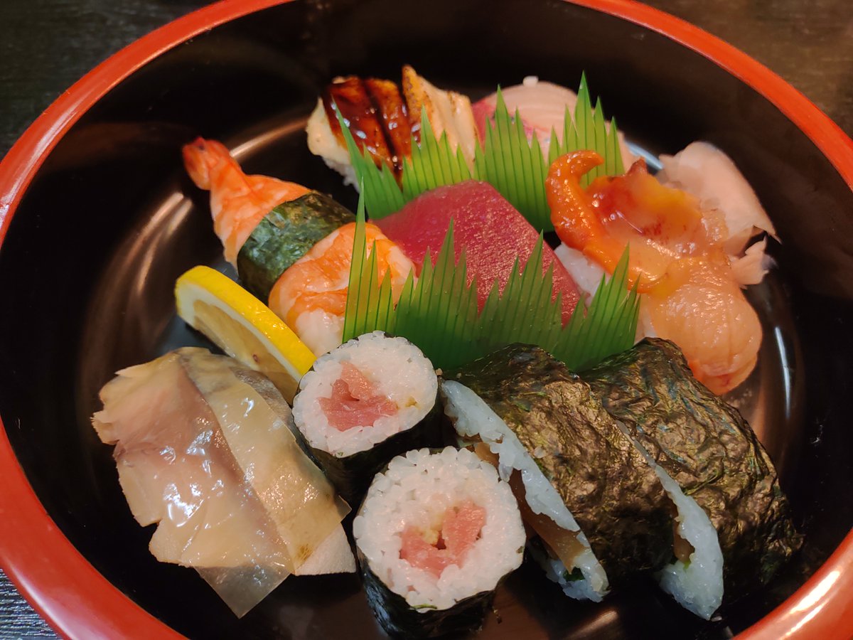 あけましておめでとうございます☀️ S田将暉です👍 2022年初ツイートはやっぱりコレですね😍 『桶寿司』‼️ 普段はこんな桶で食べないので、雰囲気だけで何倍も美味しく感じられました☺️ さぁ