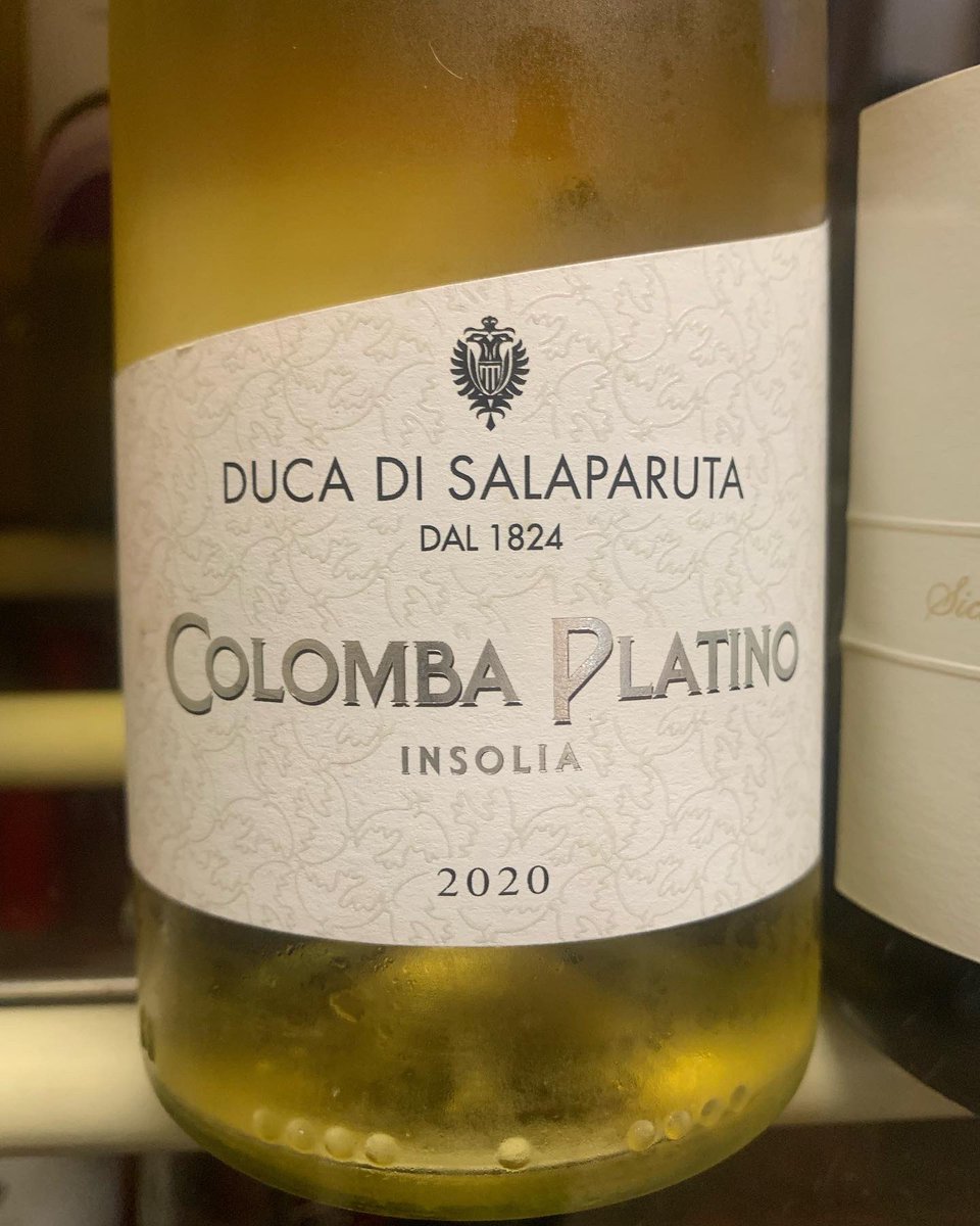 missaglia_sara's tweet photo. Colomba Platino Insolia @ducadisalaparuta: erbe aromatiche, ginestra, zagare, melone e nespole. Elegante ma deciso, con un sauté di vongole fa scintille!
.
#sicilia #vinidisicilia #insolia #wineoneway #WoW https://t.co/ocmQGZDtDN