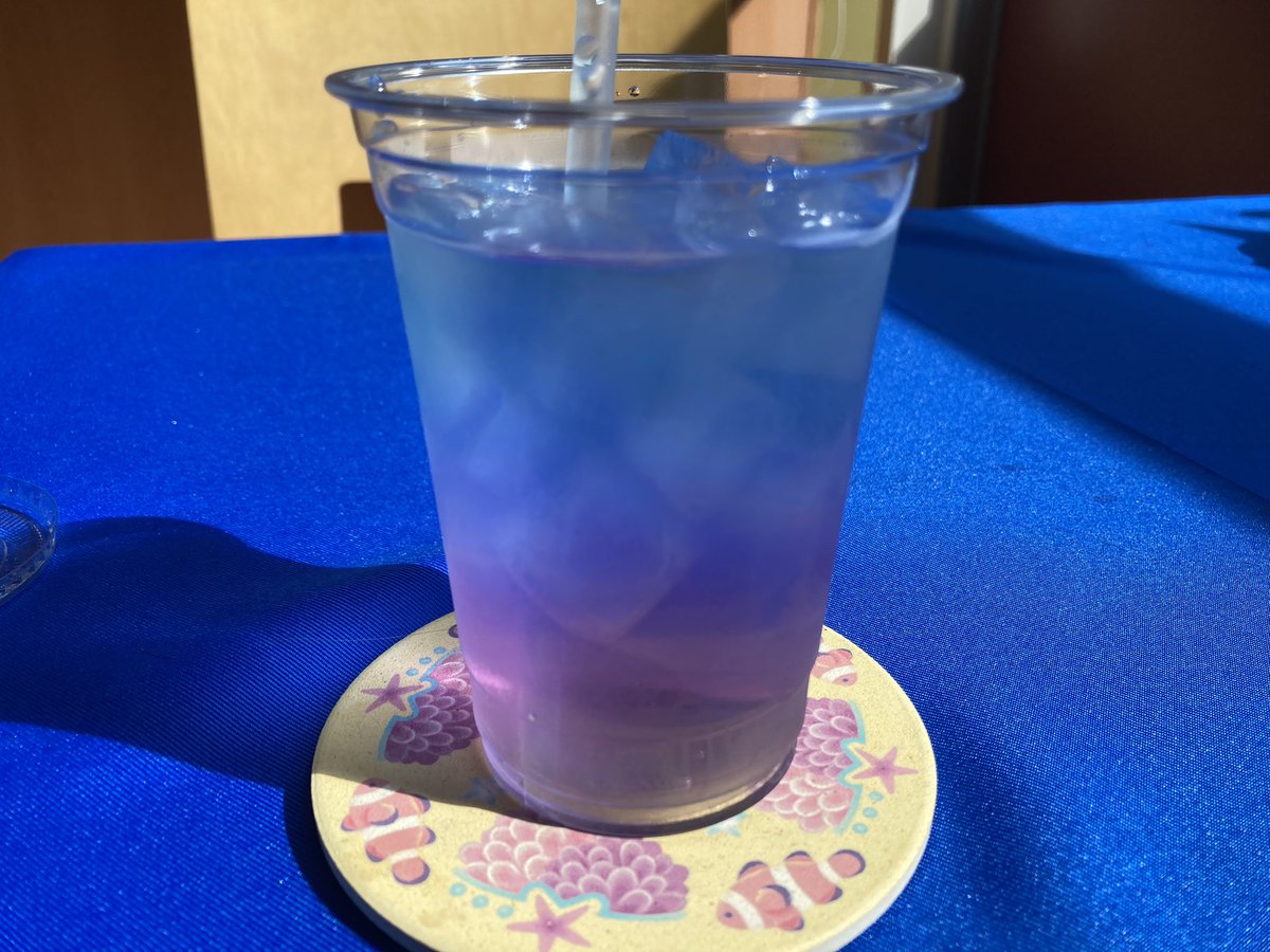 kenken58man's tweet photo. ウワサのバタフライピーを体験してみた。レモンの酸が反応して色が変わるという新しい沖縄の特産物。面白いなー。一過性のブームじゃなく継続性をどう持たせられるのか興味津々。 https://t.co/mNil9vGjFF