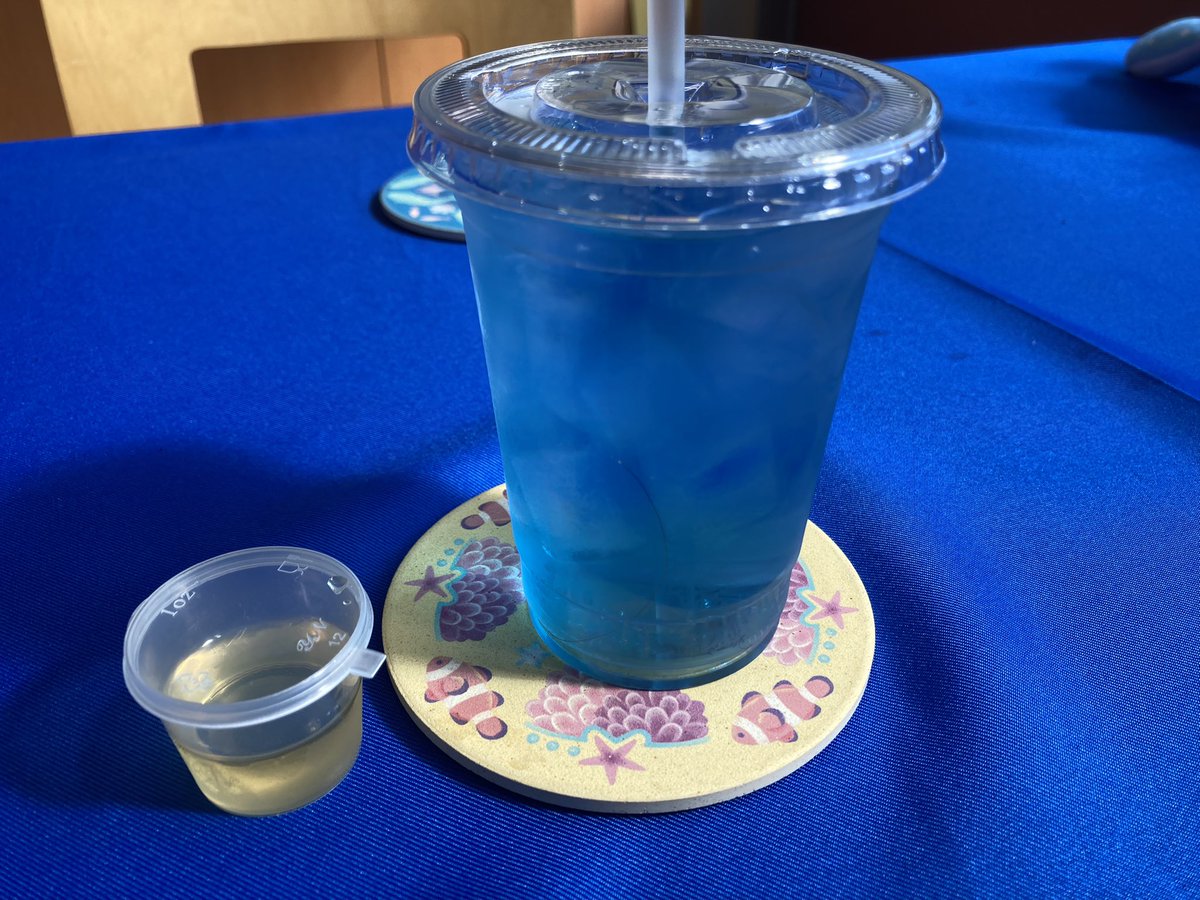kenken58man's tweet photo. ウワサのバタフライピーを体験してみた。レモンの酸が反応して色が変わるという新しい沖縄の特産物。面白いなー。一過性のブームじゃなく継続性をどう持たせられるのか興味津々。 https://t.co/mNil9vGjFF