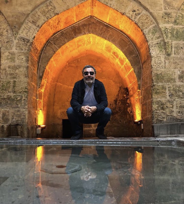 baskomsernevzat's tweet photo. Gaziantep’i özledim. Pişirici Kasteli’ni, Kalealtı’nı, Bey Mahallesini,  Allebeni, dar sokakları, taş evleri, eski kahvehaneleri, arkadaş ıslıklarını, gökyüzünü fethe çıktığımız küçük meydanları, yalansız dost yüzlerini özledim. Gitsem bulur muyum ki? https://t.co/IBmM9PuJp7