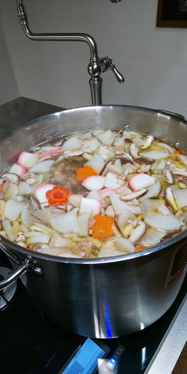 「昨日は毎年恒例「巨大寸胴雑煮」を作って、家族&スタッフ総勢9人で食べたよ!今年は」|かねさだけいし/兼処敬士のイラスト