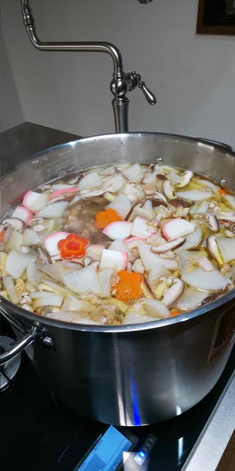 昨日は毎年恒例「巨大寸胴雑煮」を作って、家族&スタッフ総勢9人で食べたよ!今年は人参用に型抜き用意したから綺麗な梅人参(*'∇`*)