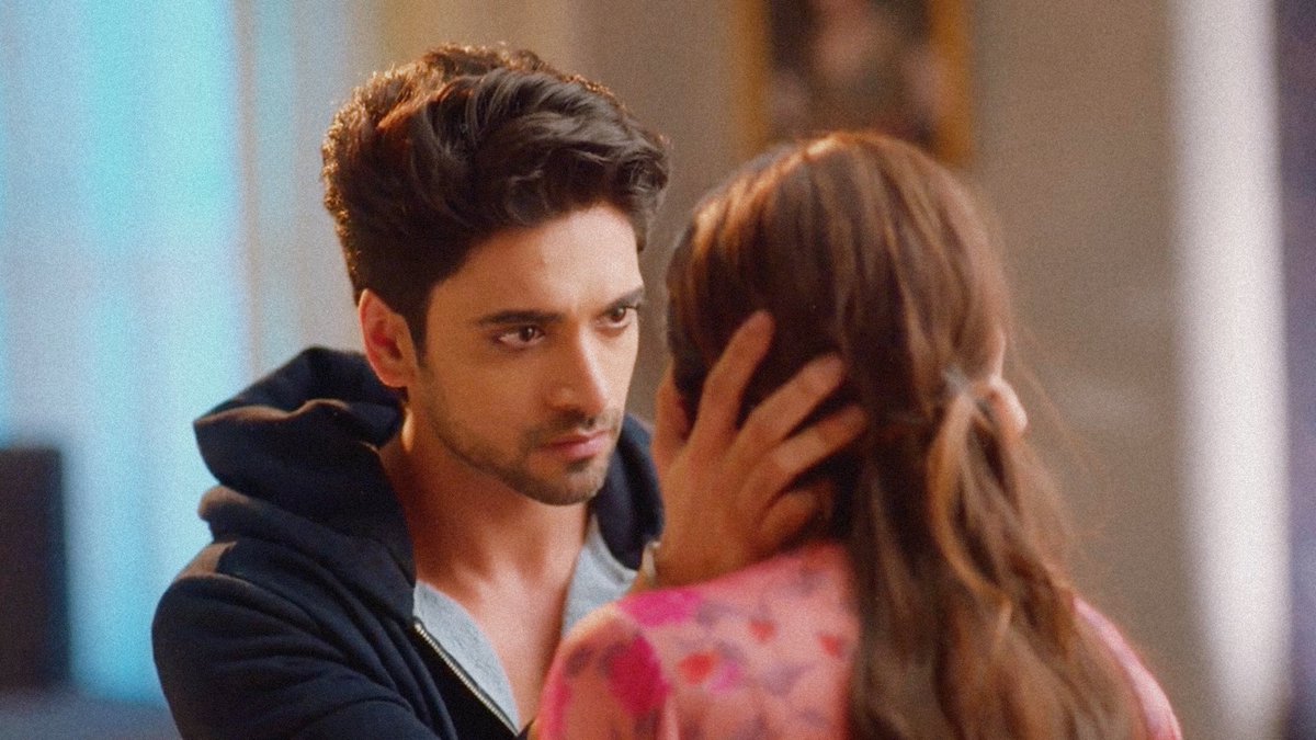 bollythingz's tweet photo. this scene tho π purab after marriage owns my heart, heβs so respectful and soft when it comes to thapki. this man literally changed her clothes blindfolded, held her hand the whole night because she was shivering and made her cupcakes π
#ThapkiPyarKi2 β’ #Tharab β’ #TPK2 https://t.co/nLbHjrVC2B