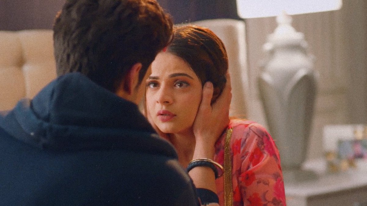 bollythingz's tweet photo. this scene tho π purab after marriage owns my heart, heβs so respectful and soft when it comes to thapki. this man literally changed her clothes blindfolded, held her hand the whole night because she was shivering and made her cupcakes π
#ThapkiPyarKi2 β’ #Tharab β’ #TPK2 https://t.co/nLbHjrVC2B