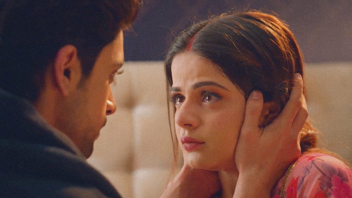 bollythingz's tweet photo. this scene tho π purab after marriage owns my heart, heβs so respectful and soft when it comes to thapki. this man literally changed her clothes blindfolded, held her hand the whole night because she was shivering and made her cupcakes π
#ThapkiPyarKi2 β’ #Tharab β’ #TPK2 https://t.co/nLbHjrVC2B