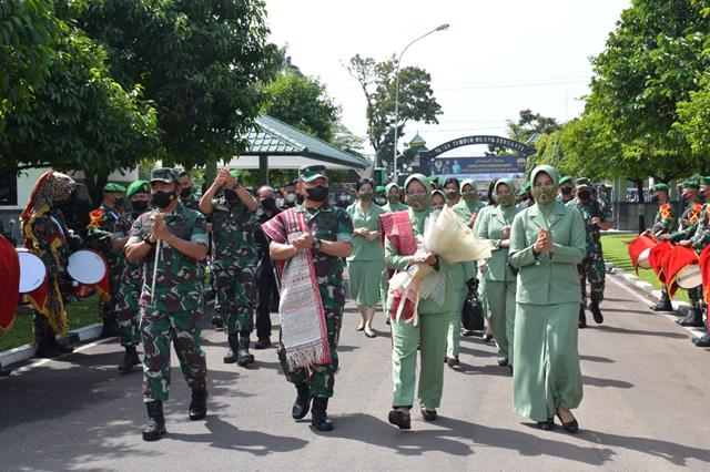 Korem022's tweet photo. Danrem 022/PT dampingi Pangdam l/BB Sambut Kedatangan KASAD dan Ketua Persit KCK Di Makodam l/BB
https://t.co/79PNqqeOfe https://t.co/sSsKfr8S7q