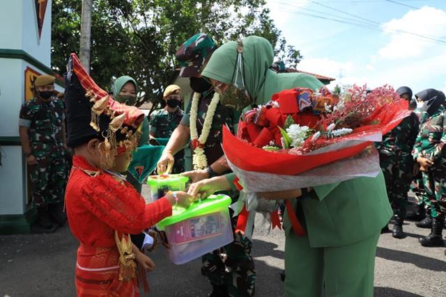 Korem022's tweet photo. Danrem 022/PT dampingi Pangdam l/BB Sambut Kedatangan KASAD dan Ketua Persit KCK Di Makodam l/BB
https://t.co/79PNqqeOfe https://t.co/sSsKfr8S7q