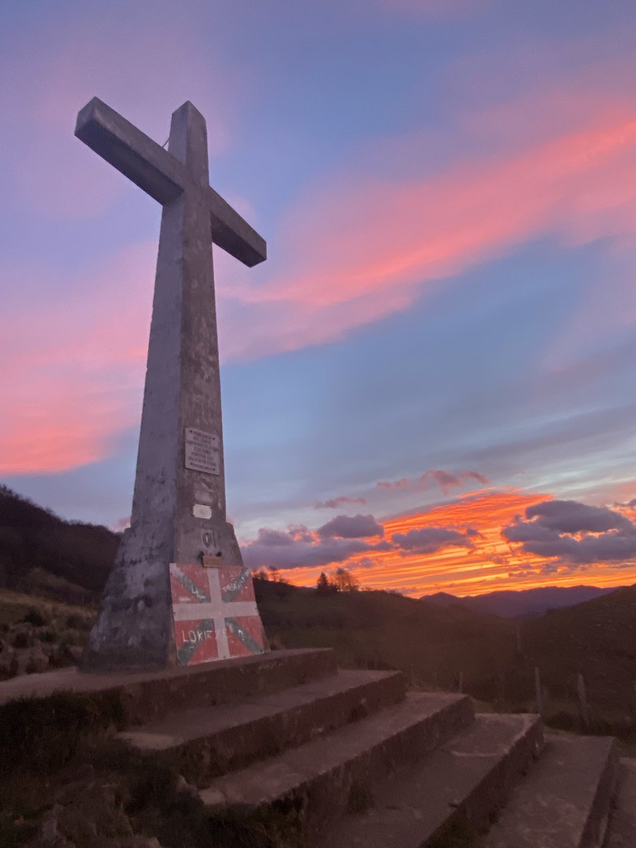 Goiz gorri, arrats euri. 
(Uzturre ⛰)
@Ibarrameteo <a href="/urnietameteo/">jonathan lopez</a> <a href="/Noainmeteo/">Davidd</a> <a href="/urbixxx/">andoni urbistondo</a> <a href="/meteogros/">Joseba Ona Mintegi</a>  <a href="/Euskalmet/">Euskalmet</a> <a href="/Navarrameteo/">Urko Jalle</a> <a href="/Ira_Maial/">Mai</a>