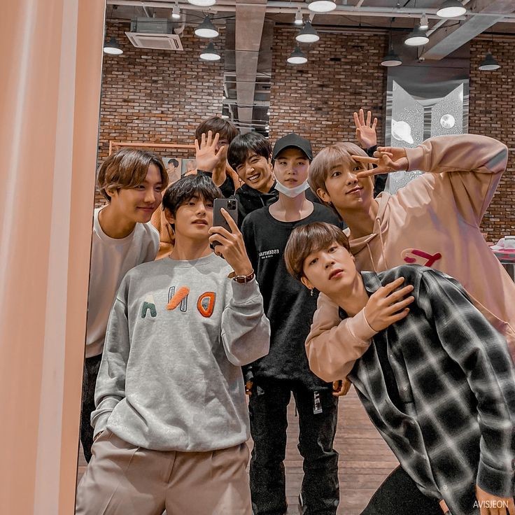 hiloslover's tweet photo. 45. bts or cold play? https://t.co/pW3yPPtCqa