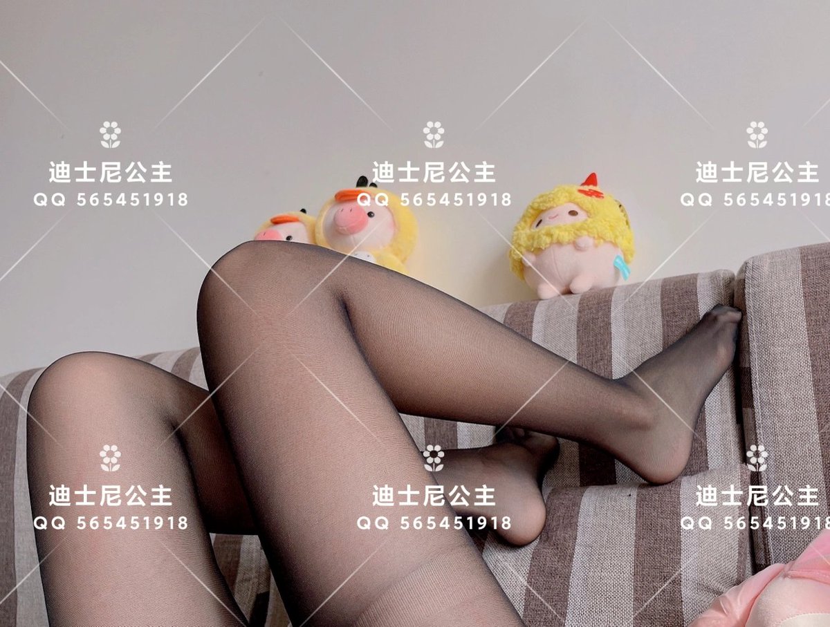 saoneiku1's tweet photo. 走了一天路，要是有人给舔脚脚就好了😏😏
#原味 #原味丝袜 #原味商品 #内内 #恋物 #恋物癖 #足控  #胖次 #内裤 #丝袜脚 #面包鞋垫 #內衣褲  #圣水 #裸足 #腿控 #恋足 #原味丝袜 #口嚼  #泡脚牛奶 #原味棉袜 #短丝 https://t.co/72usLqoasL https://t.co/ARGP2MGpTM