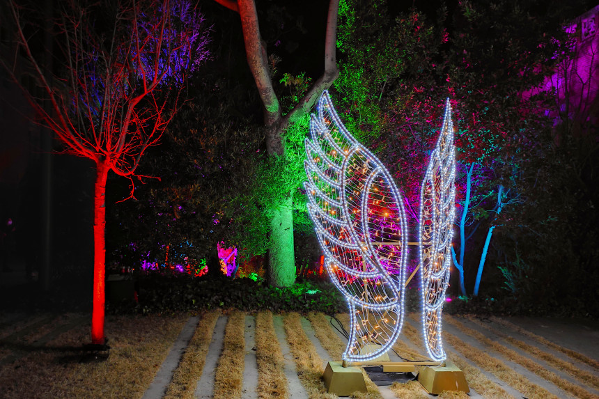 mapaymochila_'s tweet photo. 🆕@santpaubcn es una joya modernista #PatrimoniodelaHumanidad y durante estas fiestas al caer el sol se convierte en un mágico jardín navideño de cuento de hadas. Regálate para Reyes una visita a @llumsdesantpau
 #visitbarcelona @VisitBCN_ES @bcn_cat  https://t.co/ubRYTr0f2U https://t.co/QhK1v0HDEo